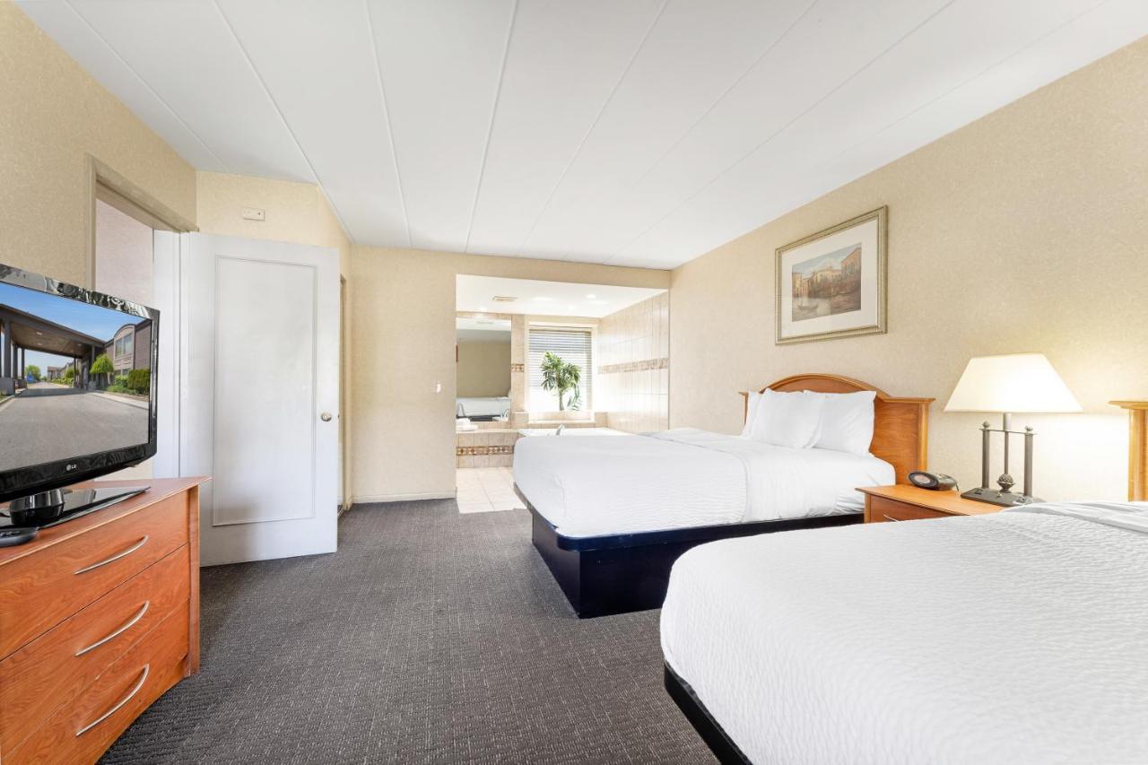 Days Inn & Suites By Wyndham Roseville/Detroit Area Zewnętrze zdjęcie