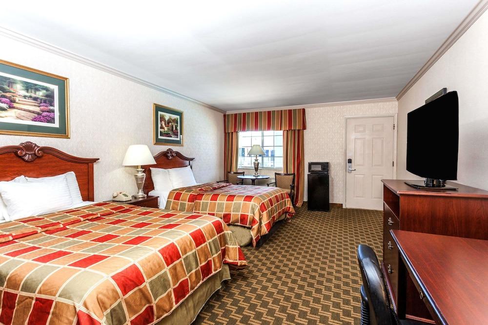 Days Inn & Suites By Wyndham Roseville/Detroit Area Zewnętrze zdjęcie