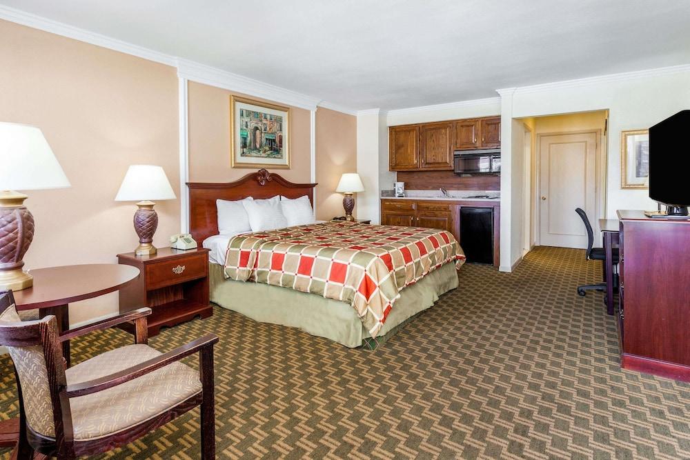 Days Inn & Suites By Wyndham Roseville/Detroit Area Zewnętrze zdjęcie