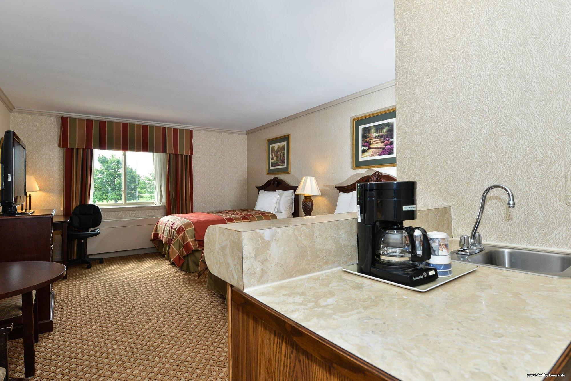 Days Inn & Suites By Wyndham Roseville/Detroit Area Zewnętrze zdjęcie