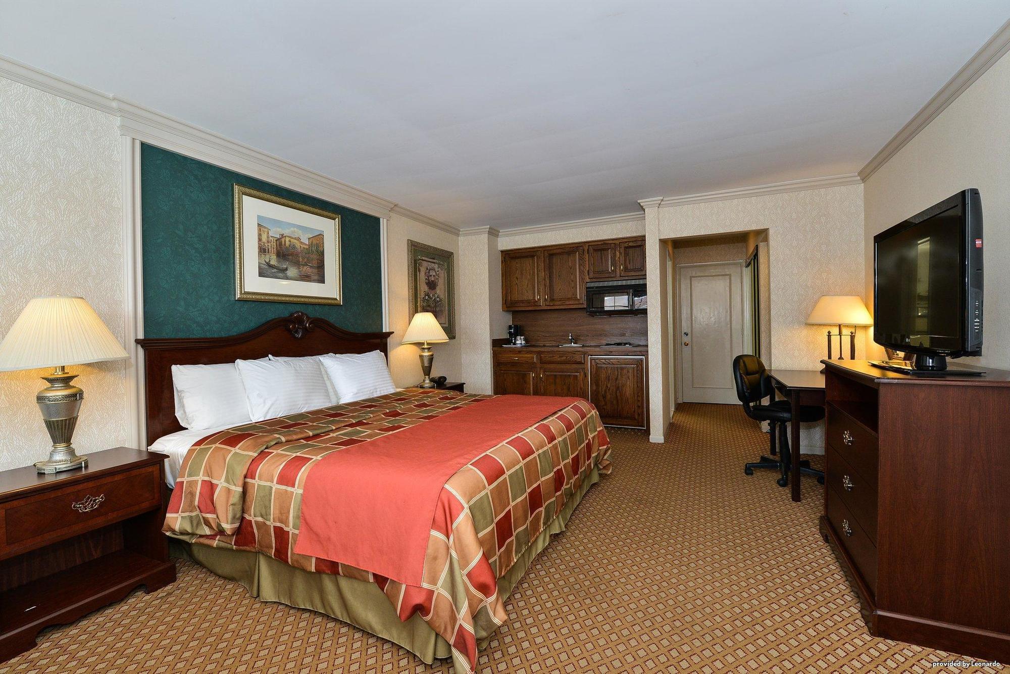 Days Inn & Suites By Wyndham Roseville/Detroit Area Zewnętrze zdjęcie
