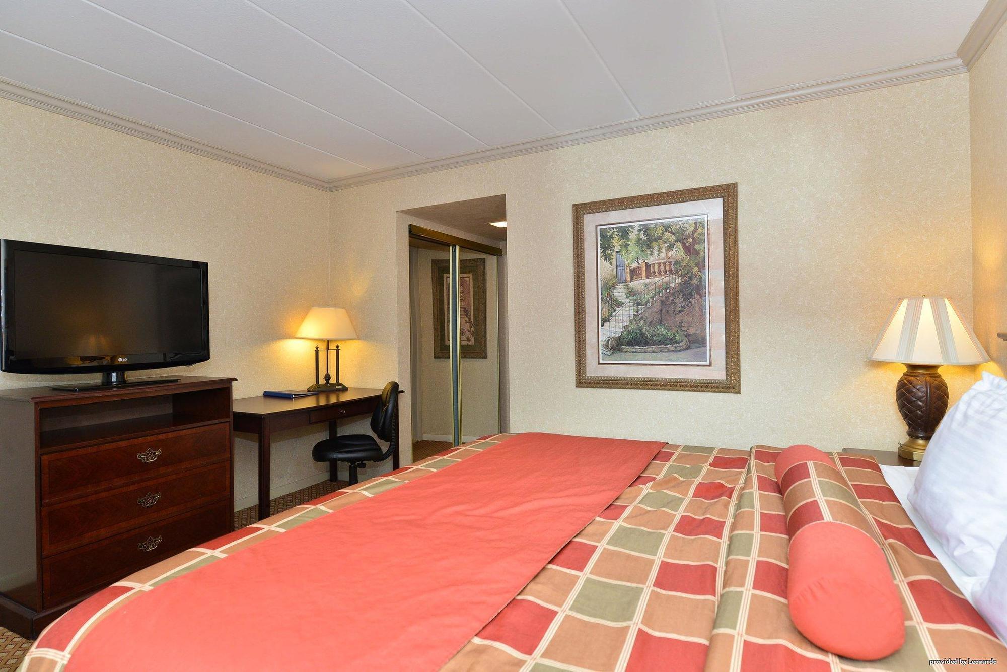 Days Inn & Suites By Wyndham Roseville/Detroit Area Zewnętrze zdjęcie