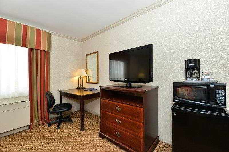 Days Inn & Suites By Wyndham Roseville/Detroit Area Zewnętrze zdjęcie