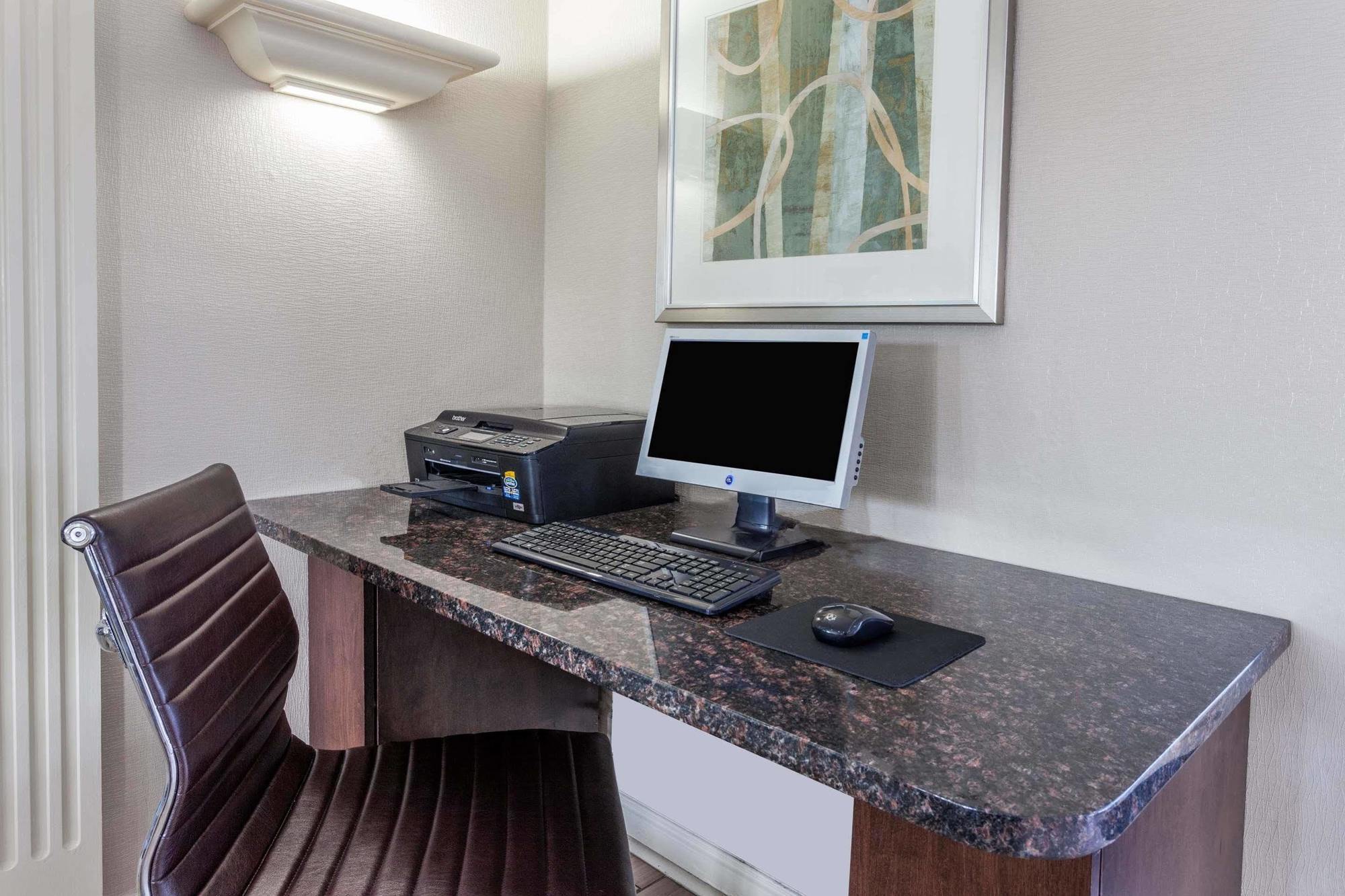 Days Inn & Suites By Wyndham Roseville/Detroit Area Zewnętrze zdjęcie