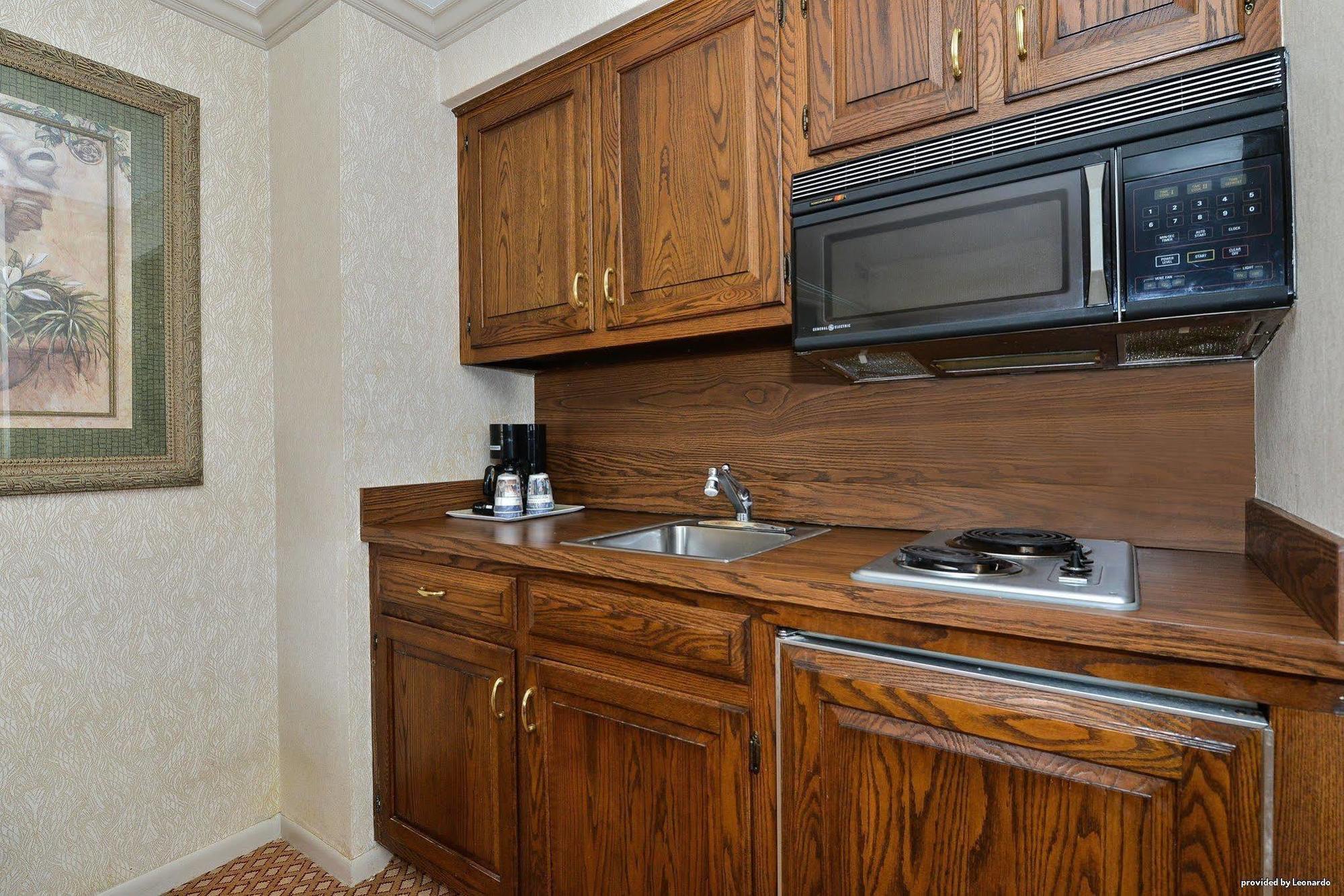 Days Inn & Suites By Wyndham Roseville/Detroit Area Zewnętrze zdjęcie