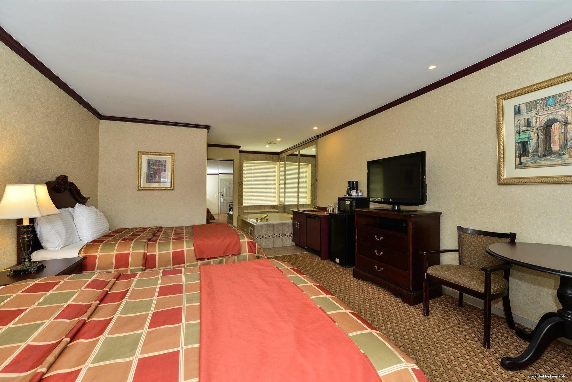 Days Inn & Suites By Wyndham Roseville/Detroit Area Zewnętrze zdjęcie